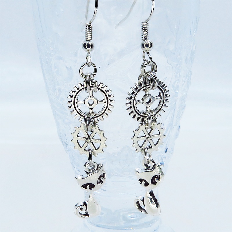 アンティークシルバー 猫と2連の歯車を組合せたスチームパンク風のスリムなピアス サージカル変更可