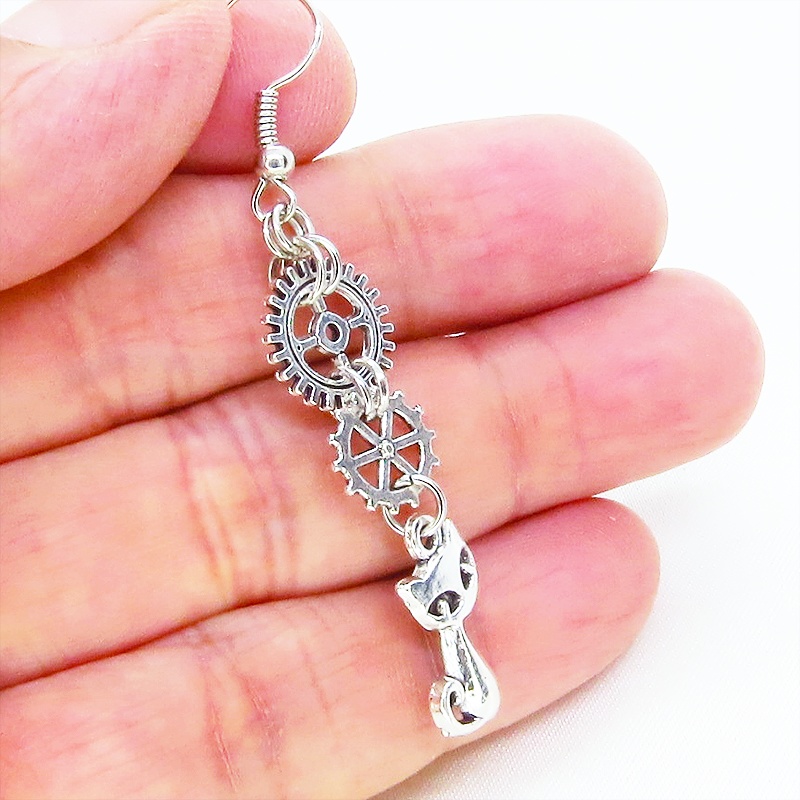 アンティークシルバー 猫と2連の歯車を組合せたスチームパンク風のスリムなピアス サージカル変更可