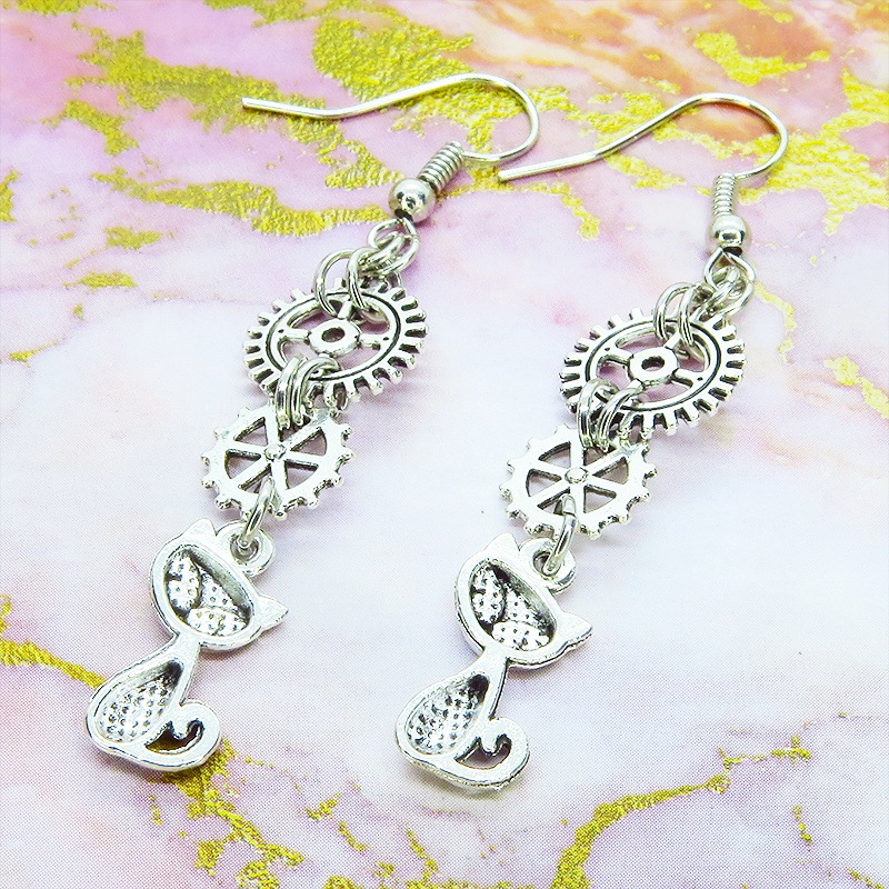 アンティークシルバー 猫と2連の歯車を組合せたスチームパンク風のスリムなピアス サージカル変更可