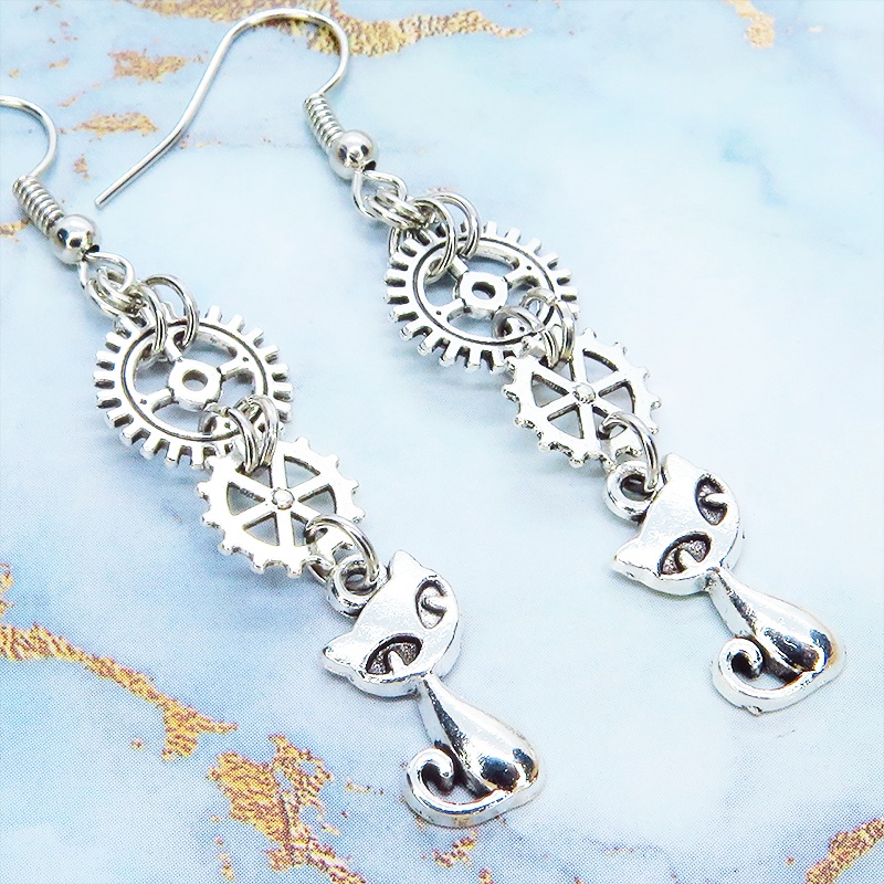 アンティークシルバー 猫と2連の歯車を組合せたスチームパンク風のスリムなピアス サージカル変更可