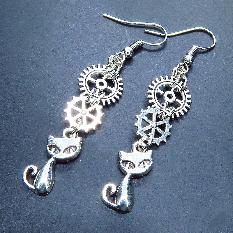アンティークシルバー 猫と2連の歯車を組合せたスチームパンク風のスリムなピアス サージカル変更可
