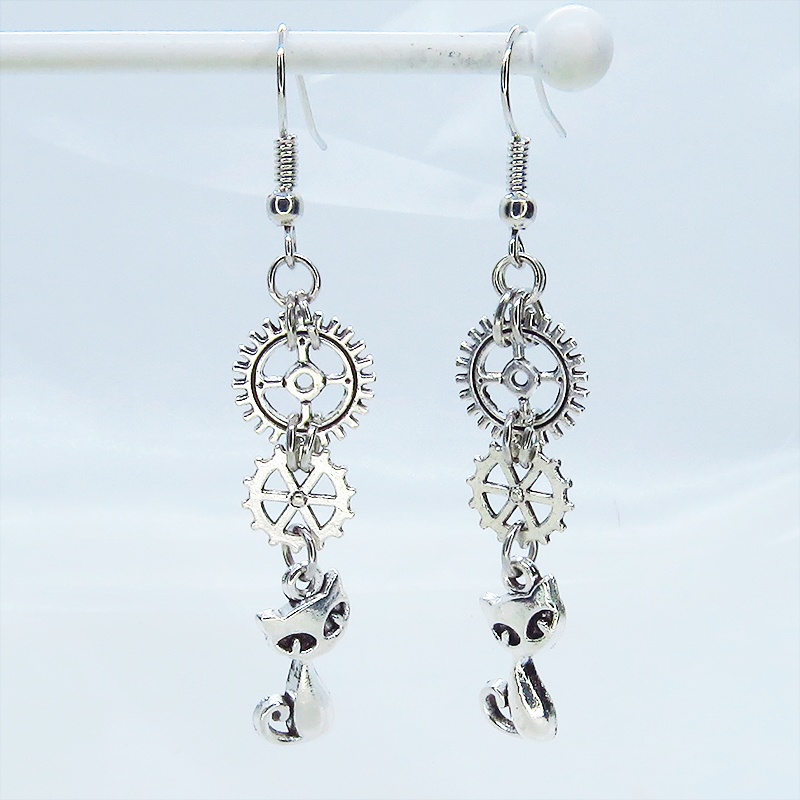 アンティークシルバー 猫と2連の歯車を組合せたスチームパンク風のスリムなピアス サージカル変更可