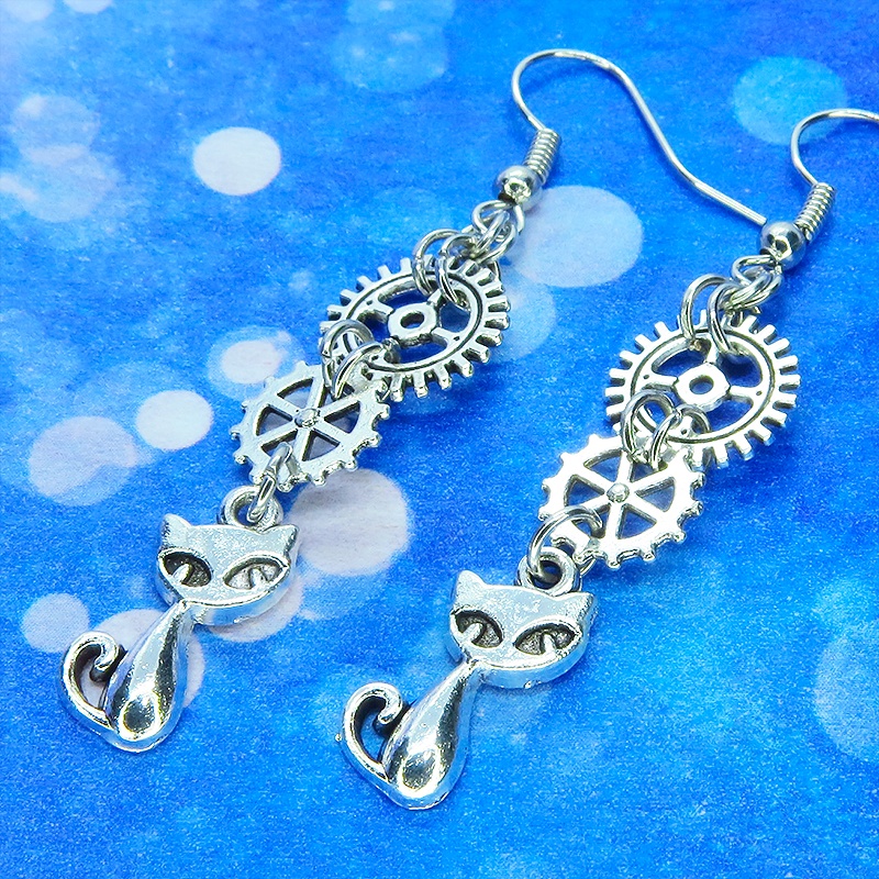 アンティークシルバー 猫と2連の歯車を組合せたスチームパンク風のスリムなピアス サージカル変更可