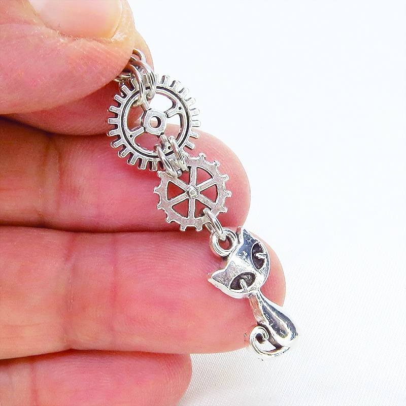 アンティークシルバー 猫と2連の歯車を組合せたスチームパンク風のスリムなピアス サージカル変更可