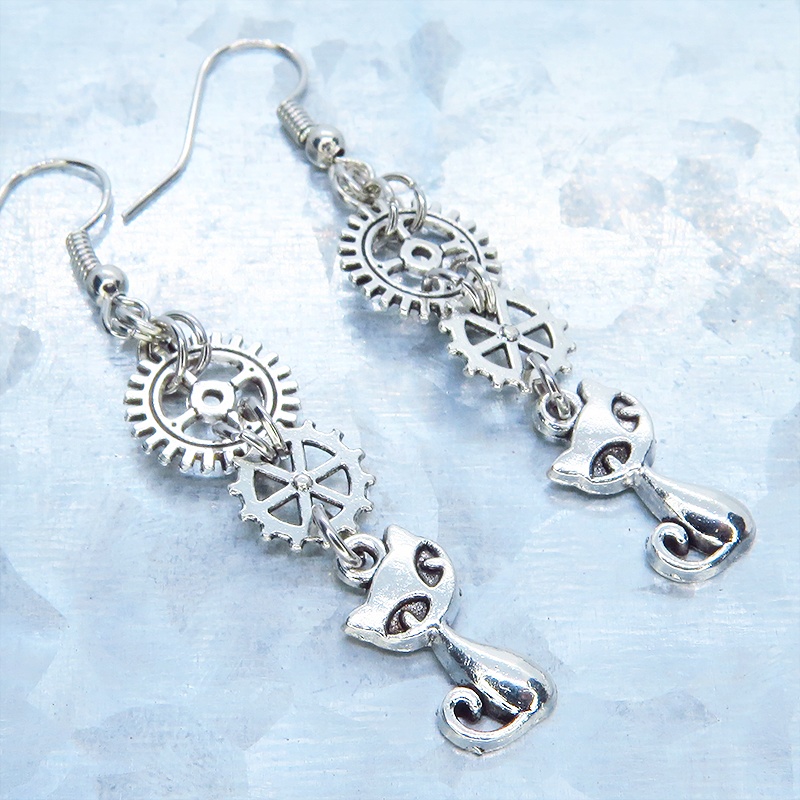 アンティークシルバー 猫と2連の歯車を組合せたスチームパンク風のスリムなピアス サージカル変更可