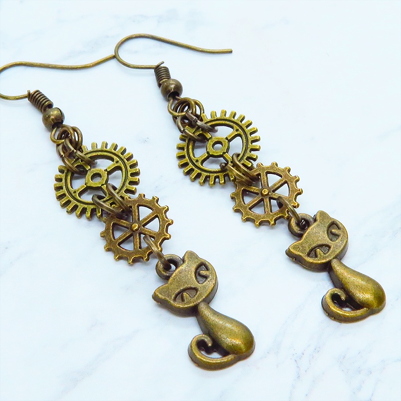 アンティークゴールド 猫と2連の歯車を組合せたスチームパンク風のスリムなピアス