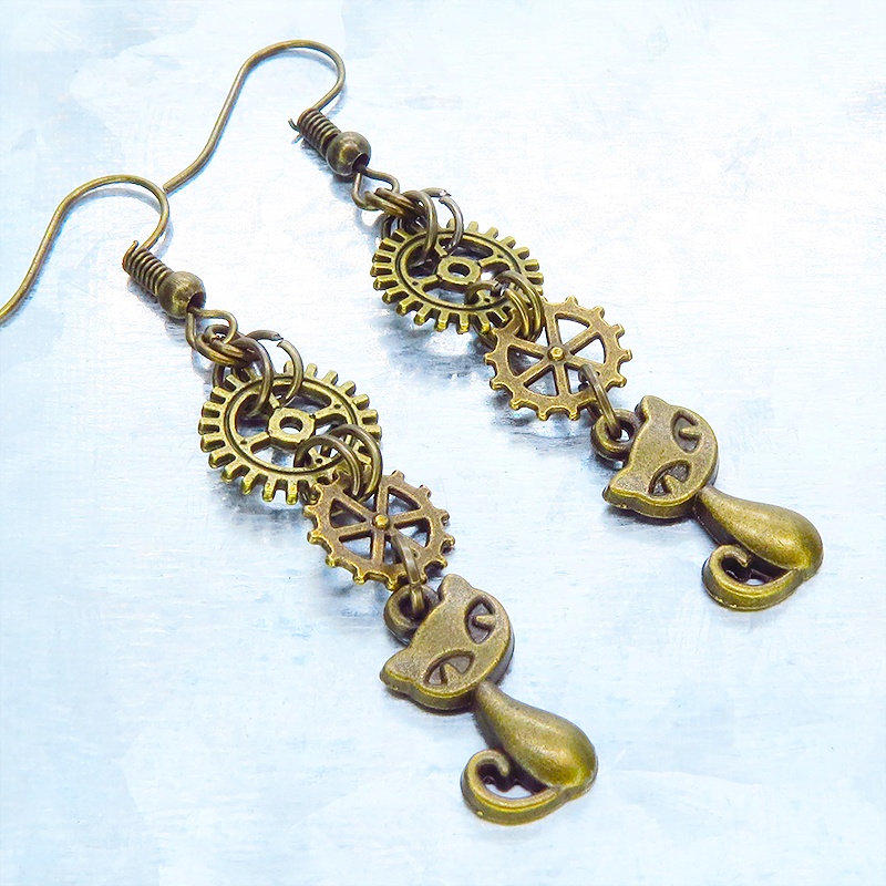 アンティークゴールド 猫と2連の歯車を組合せたスチームパンク風のスリムなピアス