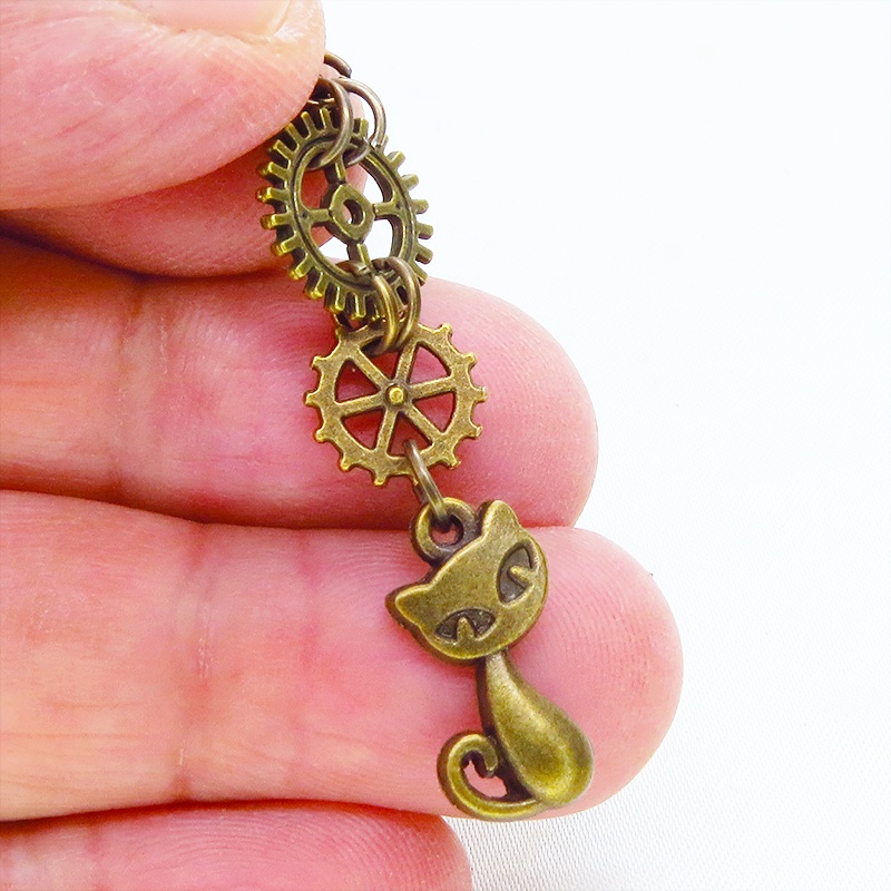 アンティークゴールド 猫と2連の歯車を組合せたスチームパンク風のスリムなピアス
