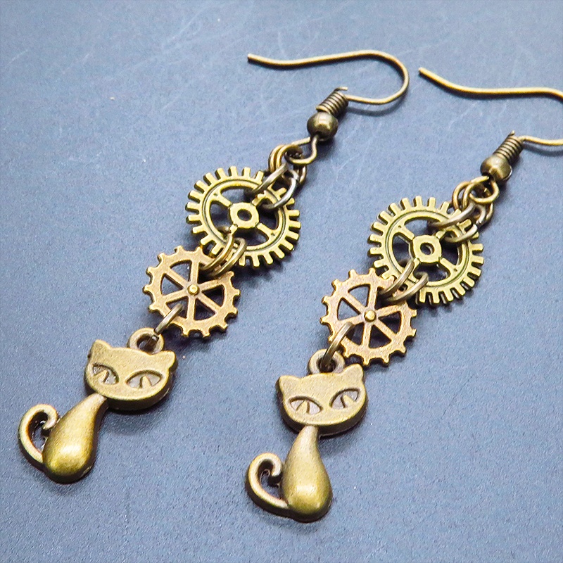 アンティークゴールド 猫と2連の歯車を組合せたスチームパンク風のスリムなピアス