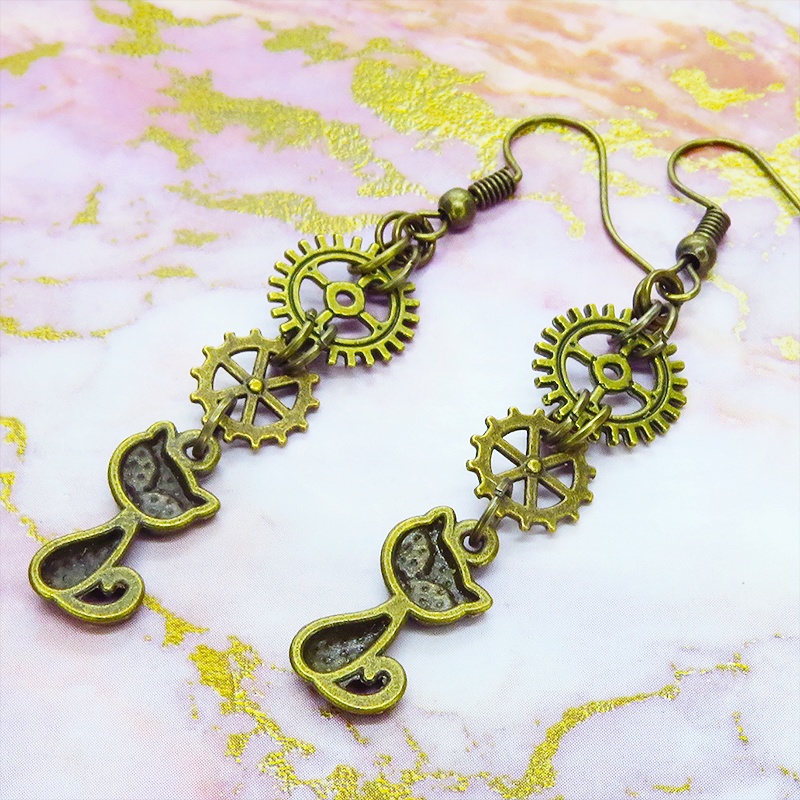 アンティークゴールド 猫と2連の歯車を組合せたスチームパンク風のスリムなピアス
