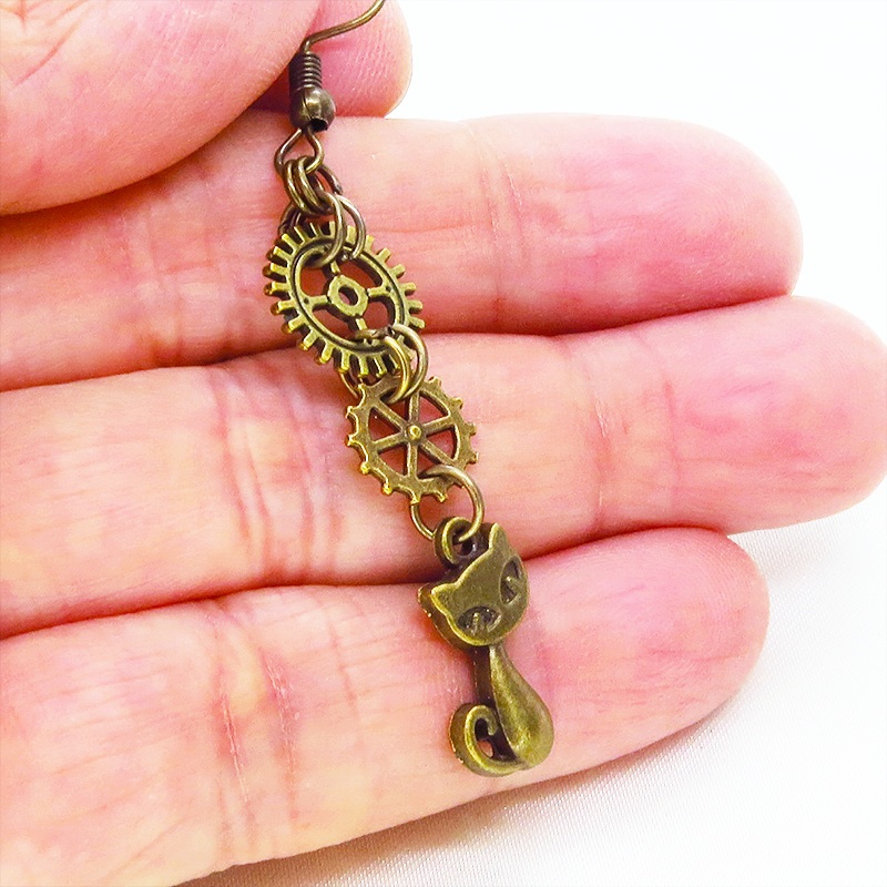 アンティークゴールド 猫と2連の歯車を組合せたスチームパンク風のスリムなピアス