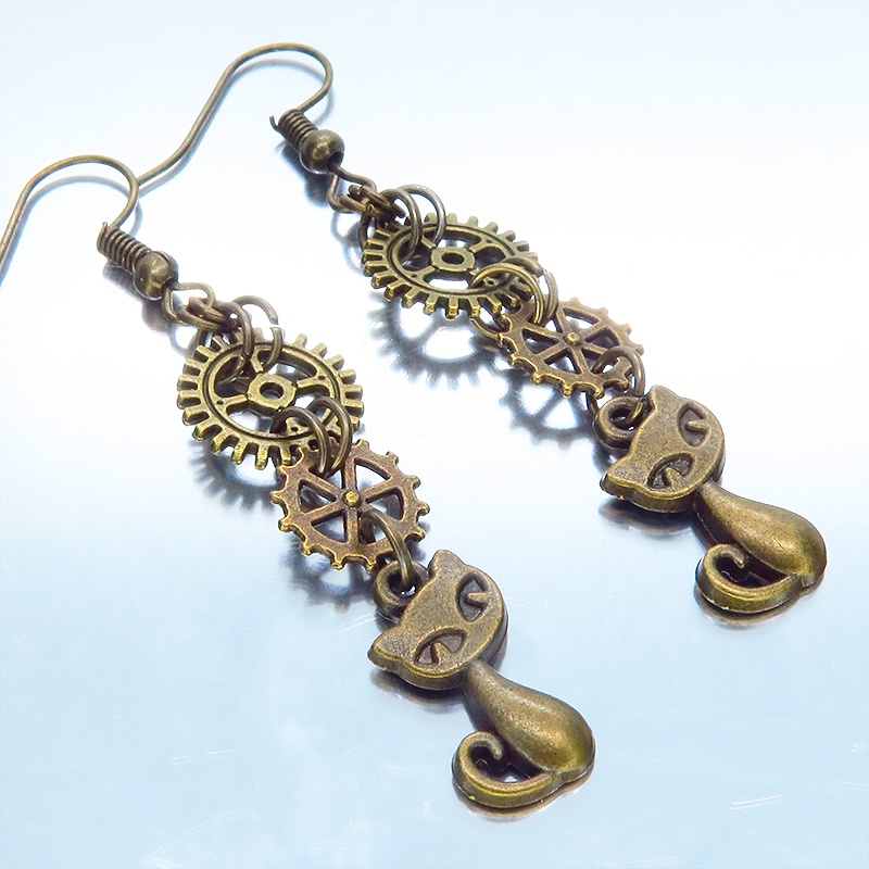 アンティークゴールド 猫と2連の歯車を組合せたスチームパンク風のスリムなピアス