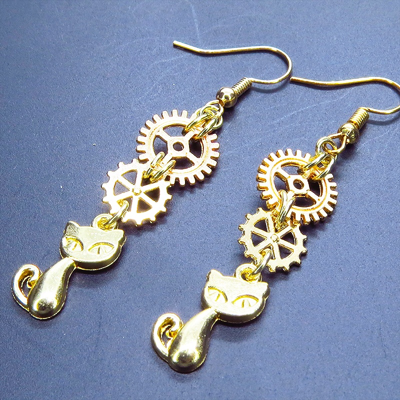 マットゴールド 猫と2連の歯車を組合せたスチームパンク風のスリムなピアス サージカル変更可