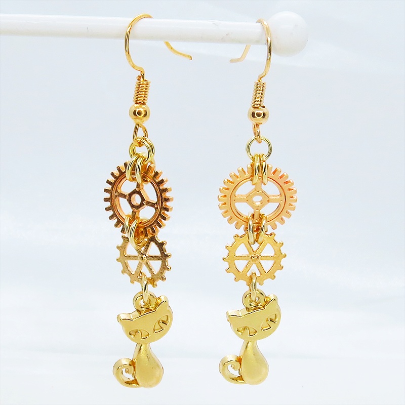 マットゴールド 猫と2連の歯車を組合せたスチームパンク風のスリムなピアス サージカル変更可