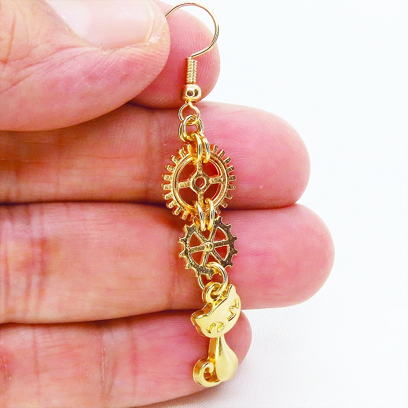 マットゴールド 猫と2連の歯車を組合せたスチームパンク風のスリムなピアス サージカル変更可