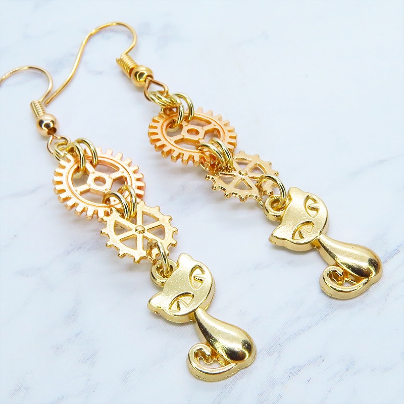 マットゴールド 猫と2連の歯車を組合せたスチームパンク風のスリムなピアス サージカル変更可