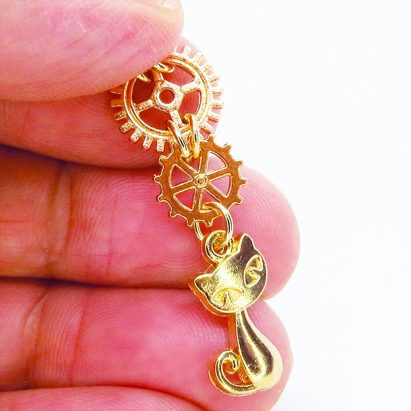 マットゴールド 猫と2連の歯車を組合せたスチームパンク風のスリムなピアス サージカル変更可
