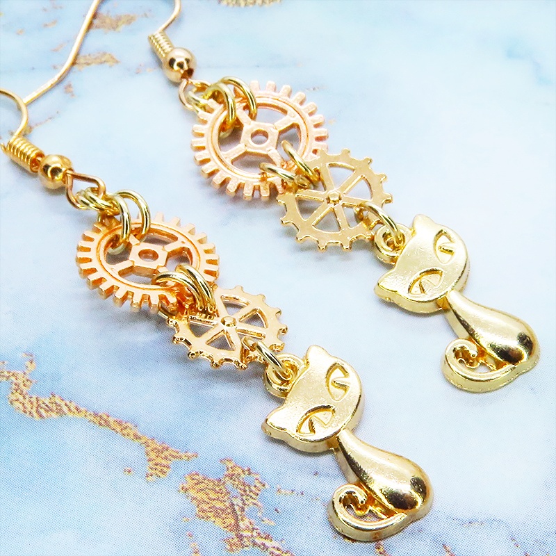 マットゴールド 猫と2連の歯車を組合せたスチームパンク風のスリムなピアス サージカル変更可