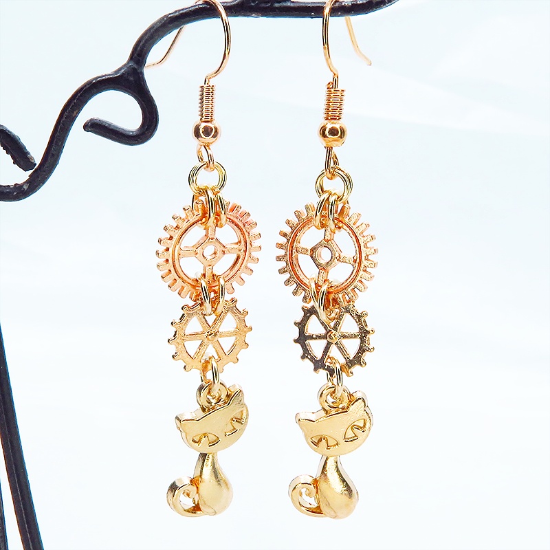 マットゴールド 猫と2連の歯車を組合せたスチームパンク風のスリムなピアス サージカル変更可