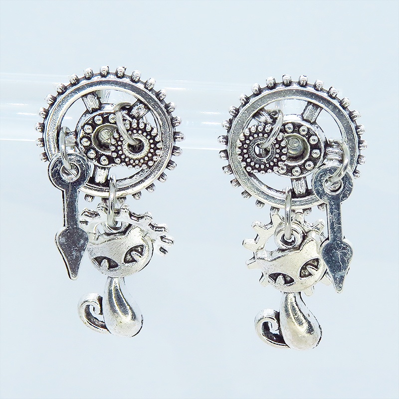 アンティークシルバー 猫と歯車のスチームパンク風スタッドピアス 時計の針 ミドルレンジ 多層 ポストピアス