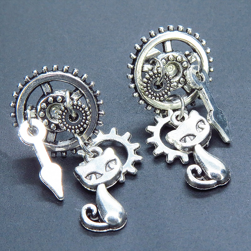 アンティークシルバー 猫と歯車のスチームパンク風スタッドピアス 時計の針 ミドルレンジ 多層 ポストピアス