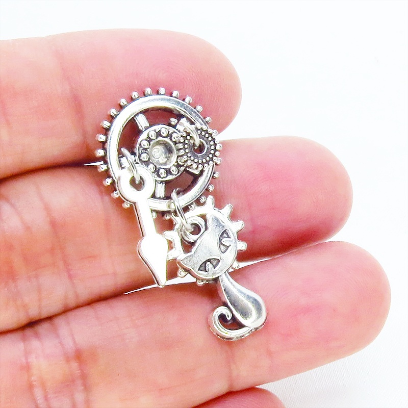 アンティークシルバー 猫と歯車のスチームパンク風スタッドピアス 時計の針 ミドルレンジ 多層 ポストピアス