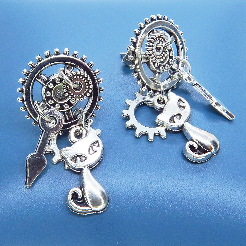 アンティークシルバー 猫と歯車のスチームパンク風スタッドピアス 時計の針 ミドルレンジ 多層 ポストピアス