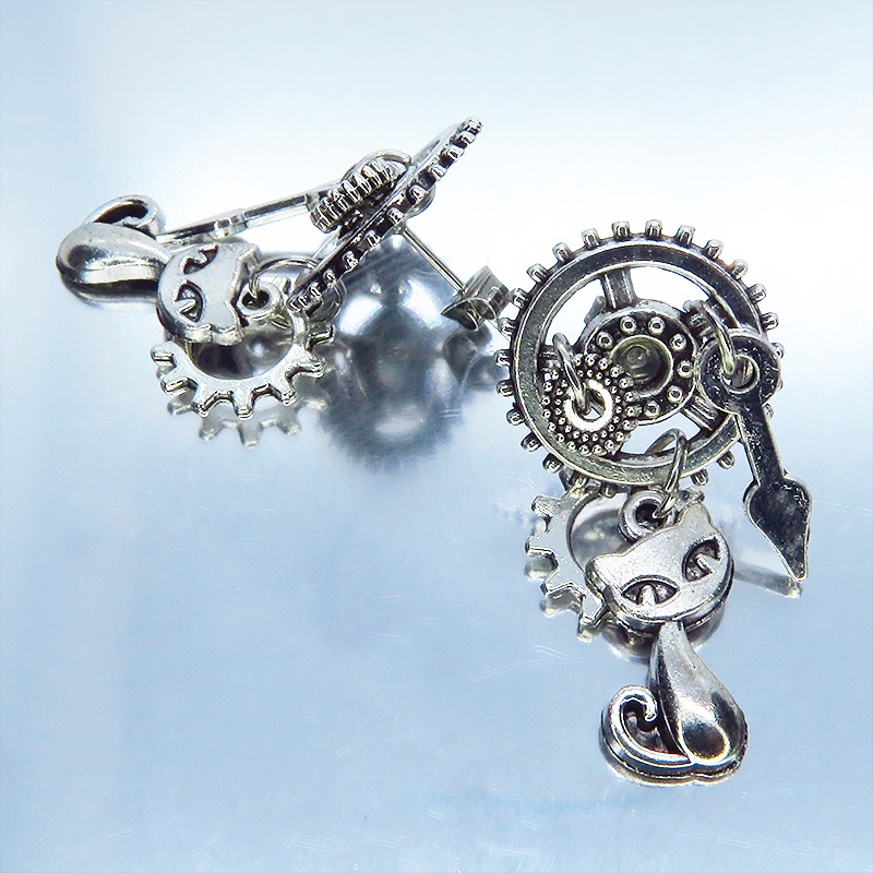 アンティークシルバー 猫と歯車のスチームパンク風スタッドピアス 時計の針 ミドルレンジ 多層 ポストピアス