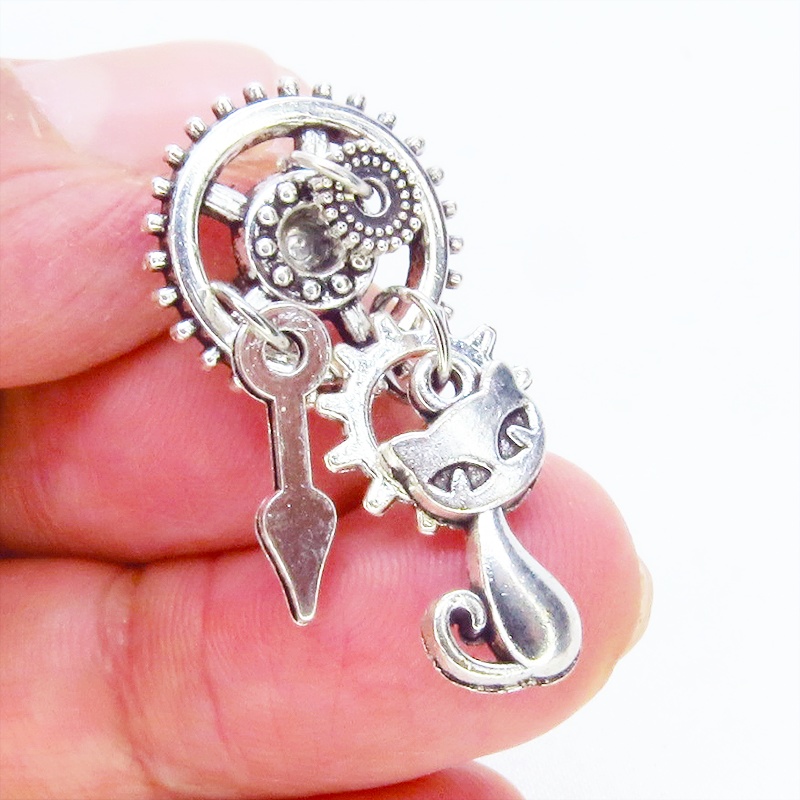アンティークシルバー 猫と歯車のスチームパンク風スタッドピアス 時計の針 ミドルレンジ 多層 ポストピアス