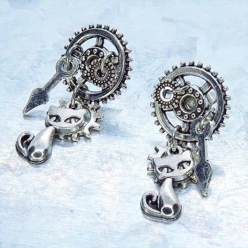 アンティークシルバー 猫と歯車のスチームパンク風スタッドピアス 時計の針 ミドルレンジ 多層 ポストピアス