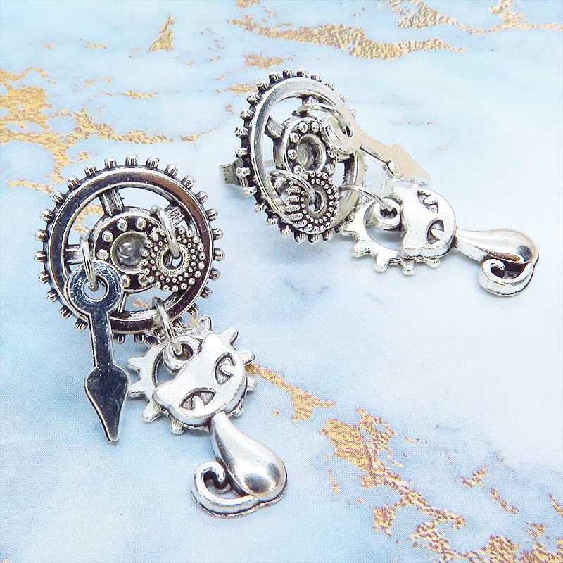アンティークシルバー 猫と歯車のスチームパンク風スタッドピアス 時計の針 ミドルレンジ 多層 ポストピアス