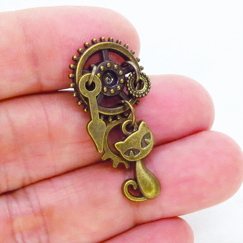 アンティークゴールド 猫と歯車のスチームパンク風スタッドピアス 時計の針 ミドルレンジ 多層 ポストピアス