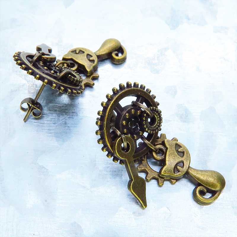 アンティークゴールド 猫と歯車のスチームパンク風スタッドピアス 時計の針 ミドルレンジ 多層 ポストピアス