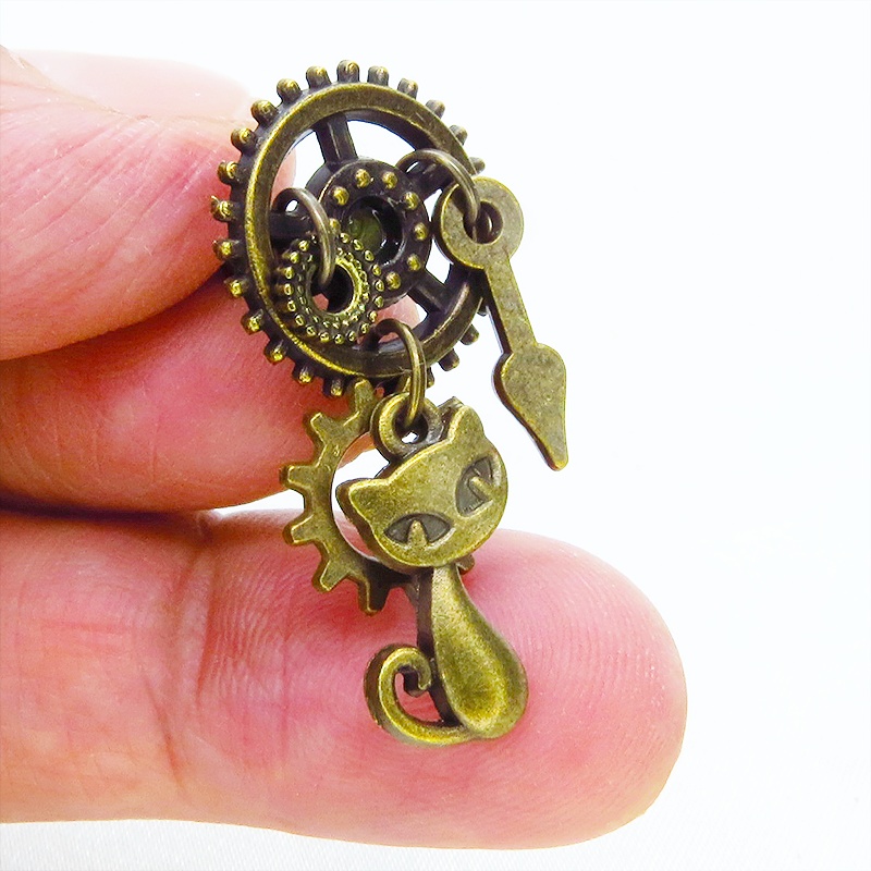 アンティークゴールド 猫と歯車のスチームパンク風スタッドピアス 時計の針 ミドルレンジ 多層 ポストピアス