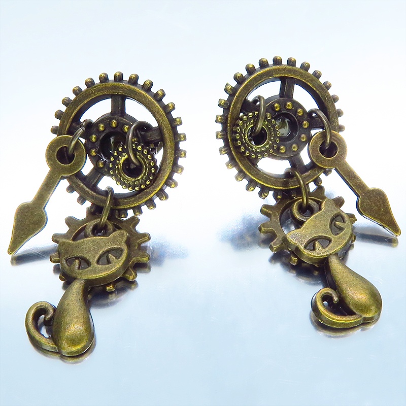 アンティークゴールド 猫と歯車のスチームパンク風スタッドピアス 時計の針 ミドルレンジ 多層 ポストピアス