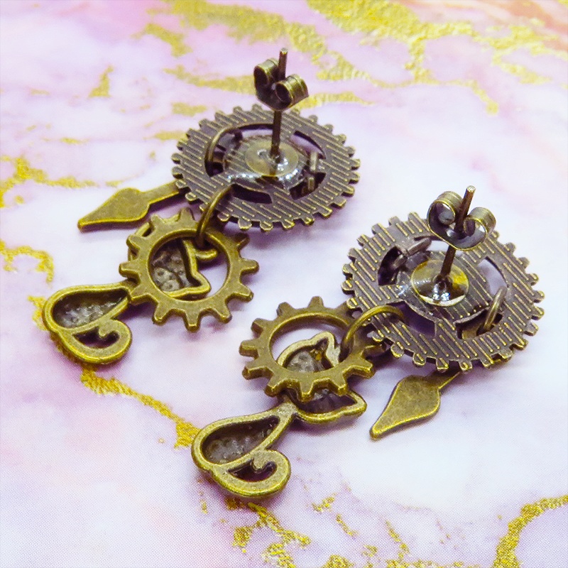 アンティークゴールド 猫と歯車のスチームパンク風スタッドピアス 時計の針 ミドルレンジ 多層 ポストピアス