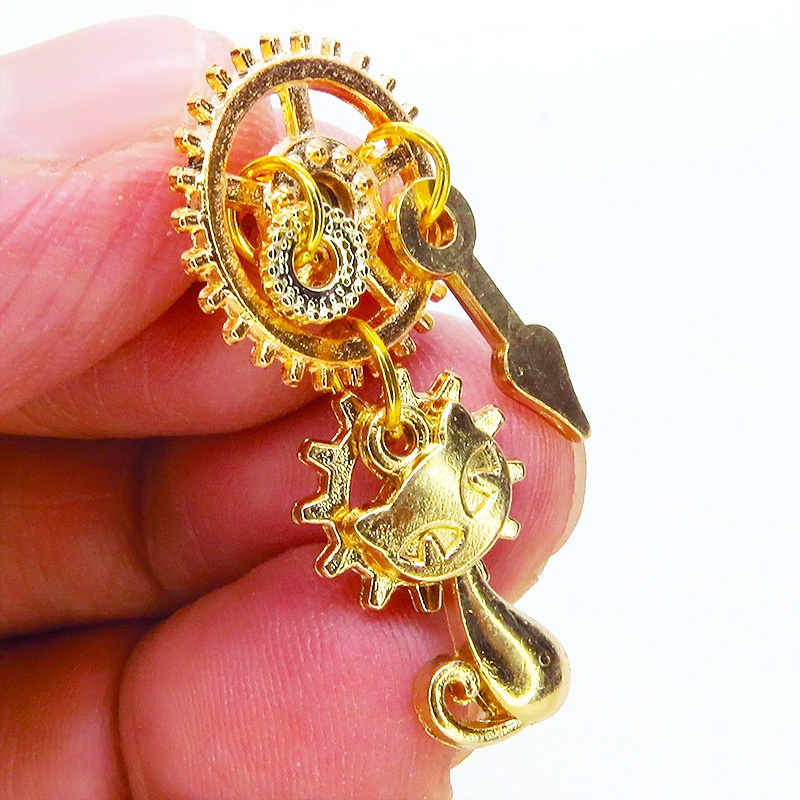 マットゴールド 猫と歯車のスチームパンク風スタッドピアス 時計の針 ミドルレンジ 多層 ポストピアス