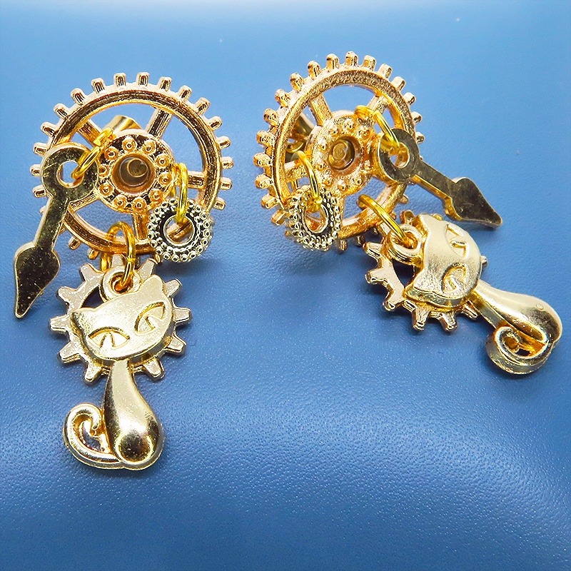 マットゴールド 猫と歯車のスチームパンク風スタッドピアス 時計の針 ミドルレンジ 多層 ポストピアス