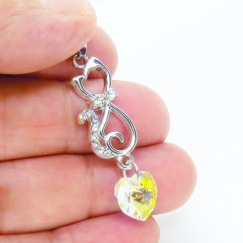 ラインストーンが輝くシルバーカラーの猫モチーフとハート型スワロフスキー(オーロラ)の可愛いペンダント・ネックレス