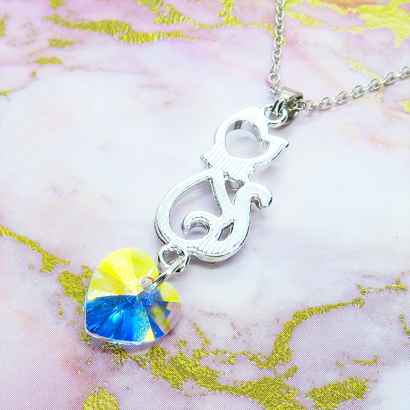 ラインストーンが輝くシルバーカラーの猫モチーフとハート型スワロフスキー(オーロラ)の可愛いペンダント・ネックレス