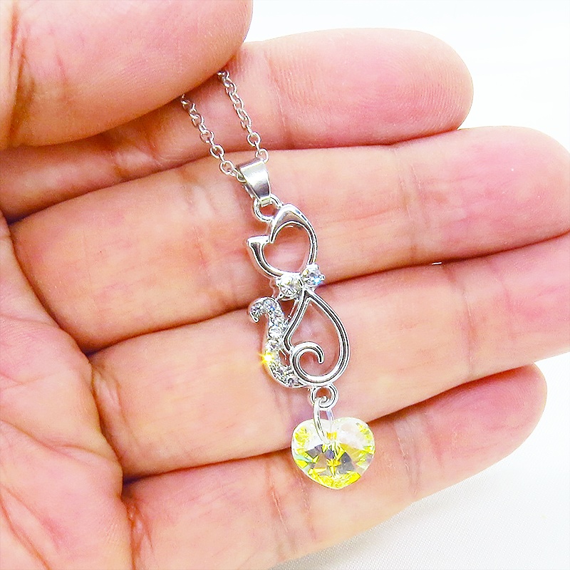 ラインストーンが輝くシルバーカラーの猫モチーフとハート型スワロフスキー(オーロラ)の可愛いペンダント・ネックレス