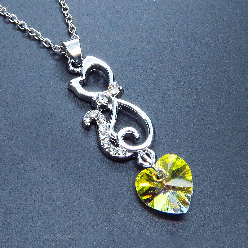 ラインストーンが輝くシルバーカラーの猫モチーフとハート型スワロフスキー(オーロラ)の可愛いペンダント・ネックレス