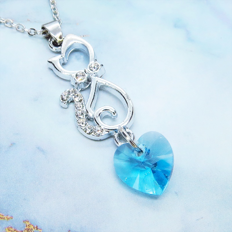 ラインストーンが輝くシルバーカラーの猫モチーフとハート型スワロフスキー(アクアマリン)の可愛いペンダント・ネックレス