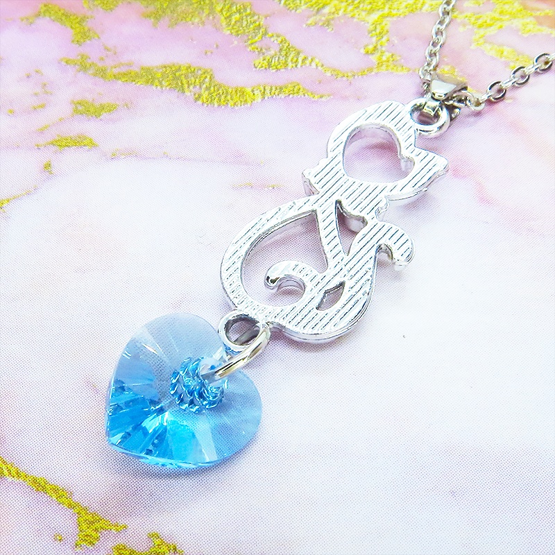 ラインストーンが輝くシルバーカラーの猫モチーフとハート型スワロフスキー(アクアマリン)の可愛いペンダント・ネックレス
