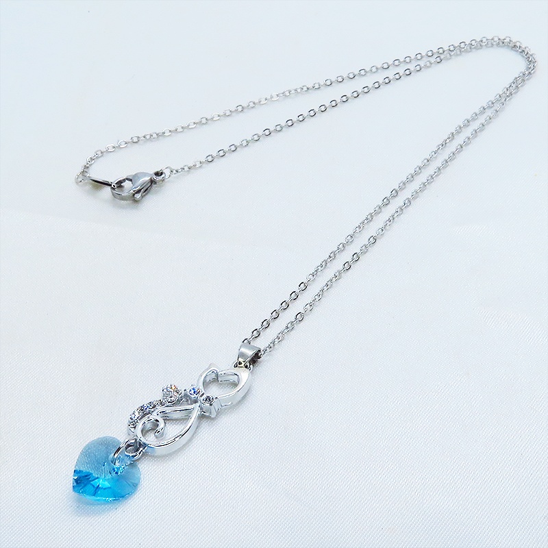ラインストーンが輝くシルバーカラーの猫モチーフとハート型スワロフスキー(アクアマリン)の可愛いペンダント・ネックレス