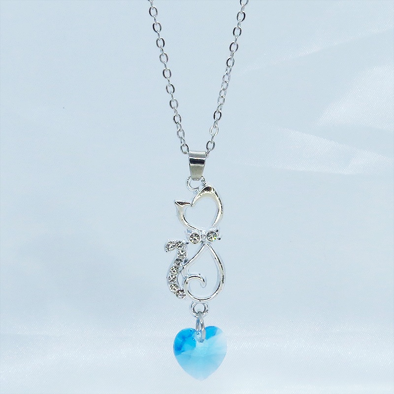 ラインストーンが輝くシルバーカラーの猫モチーフとハート型スワロフスキー(アクアマリン)の可愛いペンダント・ネックレス