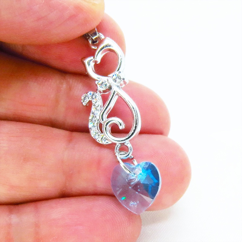 ラインストーンが輝くシルバーカラーの猫モチーフとハート型スワロフスキー(アクアマリン)の可愛いペンダント・ネックレス