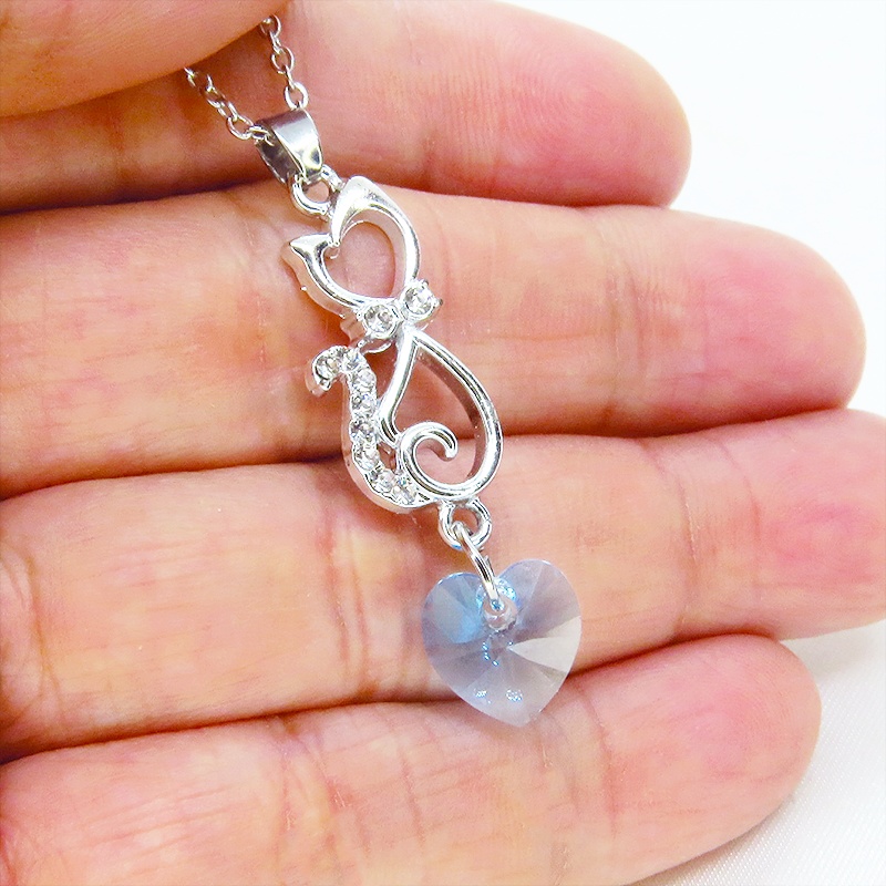 ラインストーンが輝くシルバーカラーの猫モチーフとハート型スワロフスキー(アクアマリン)の可愛いペンダント・ネックレス