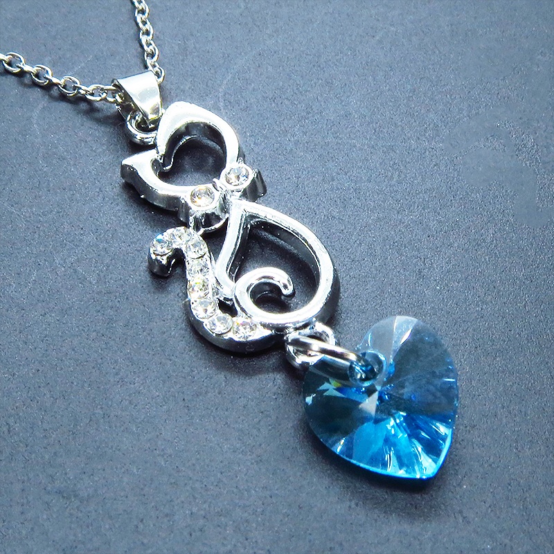 ラインストーンが輝くシルバーカラーの猫モチーフとハート型スワロフスキー(アクアマリン)の可愛いペンダント・ネックレス