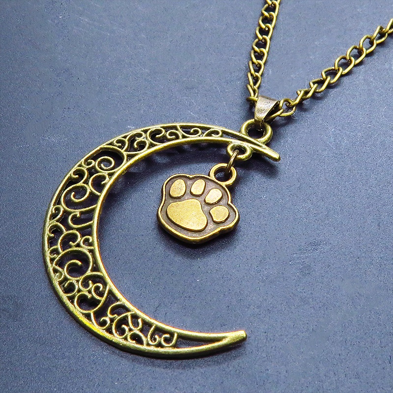 アンティークゴールド 透かし三日月と肉球の大人可愛いネックレス ムーンネックレス 猫 犬 金古美